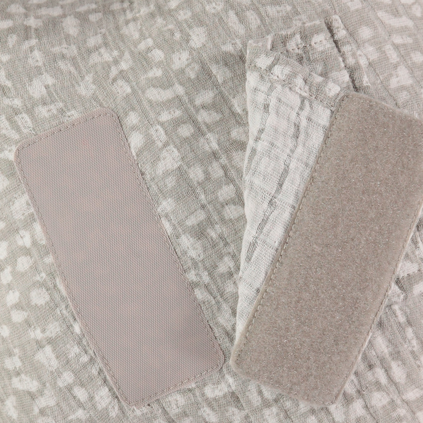 Cojín estrella decorativo o modulable en protector de cuna o parque con lazos 