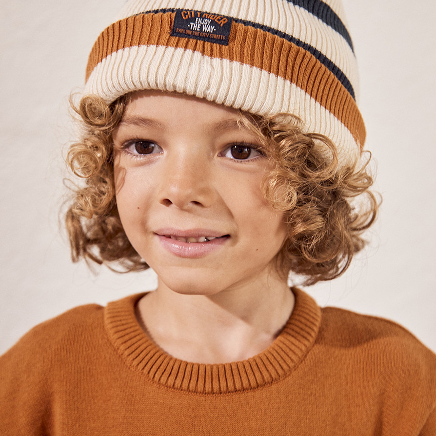 Gorro de punto a rayas para niño 