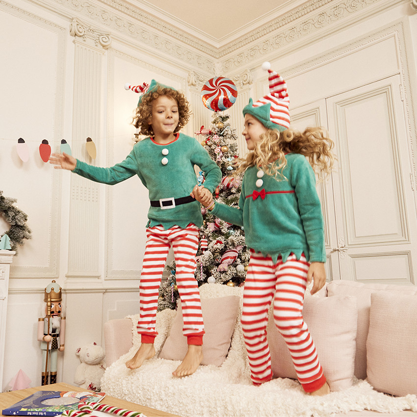 Pijama y gorro de duende navideño para niño 