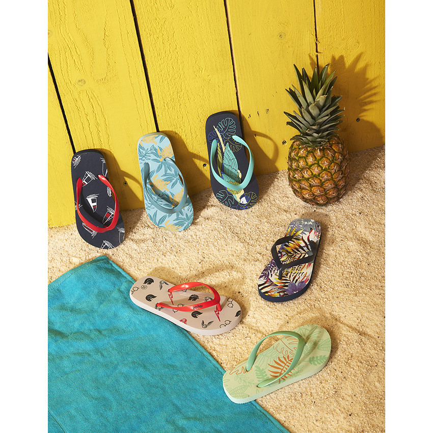 Chanclas estampadas de hojas y tortugas para niño con tiras ajustables según la edad. 