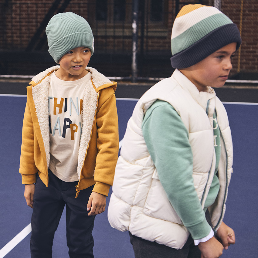 Conjunto de jogging de felpa con estampado fantasía para niño 