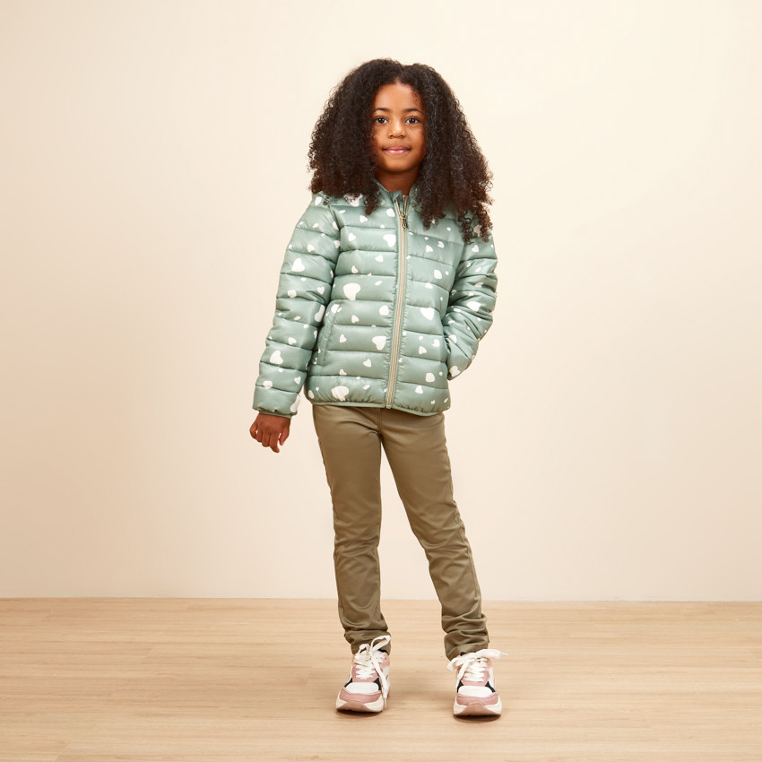 Plumífero ligero con capucha y estampado de corazones para niña 