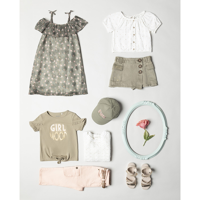 Jupe short en toile à poches et broderies dorées 