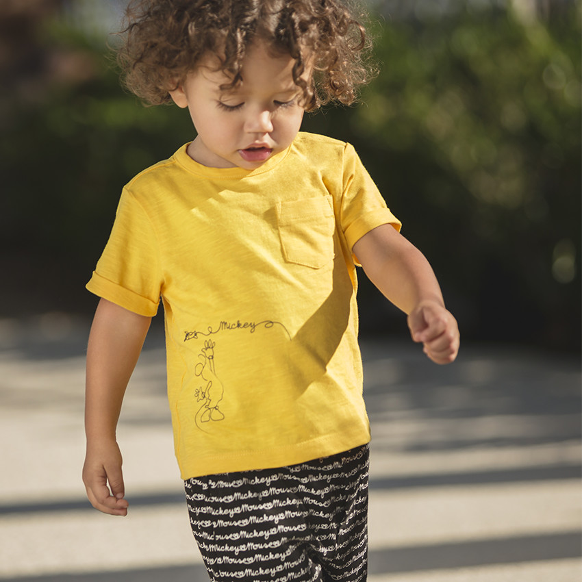 Conjunto de camiseta lisa Disney y estampado Mickey con bermudas estampadas 