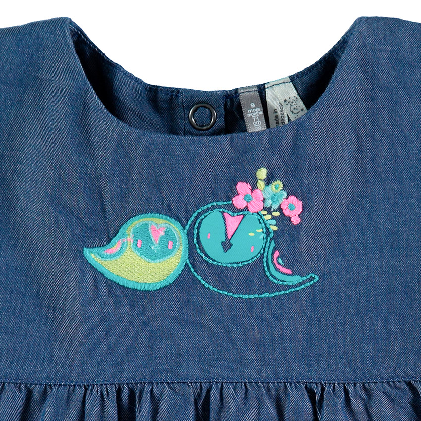 Vestido de manga corta de cambray con dibujos bordados 
