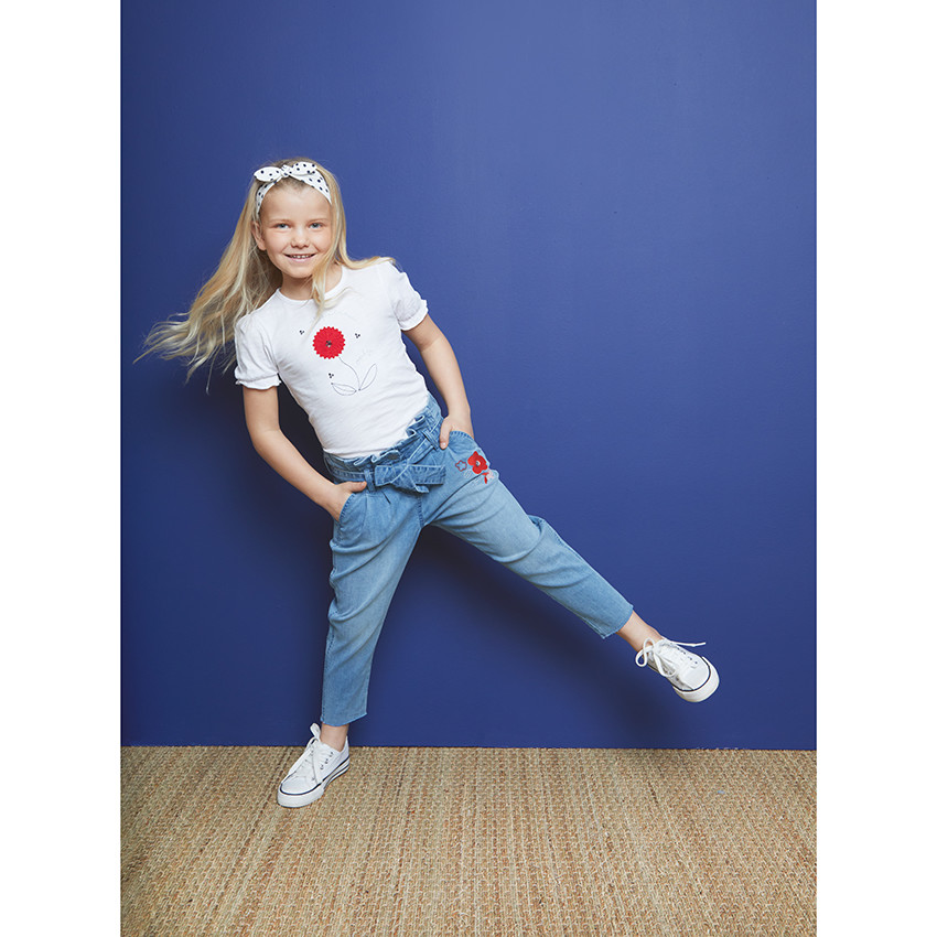 Jeans tiro alto flores bordadas 