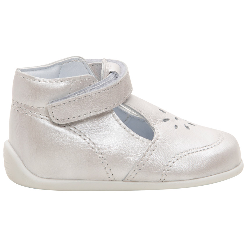 Merceditas de cuero brillante y dibujo perforado 