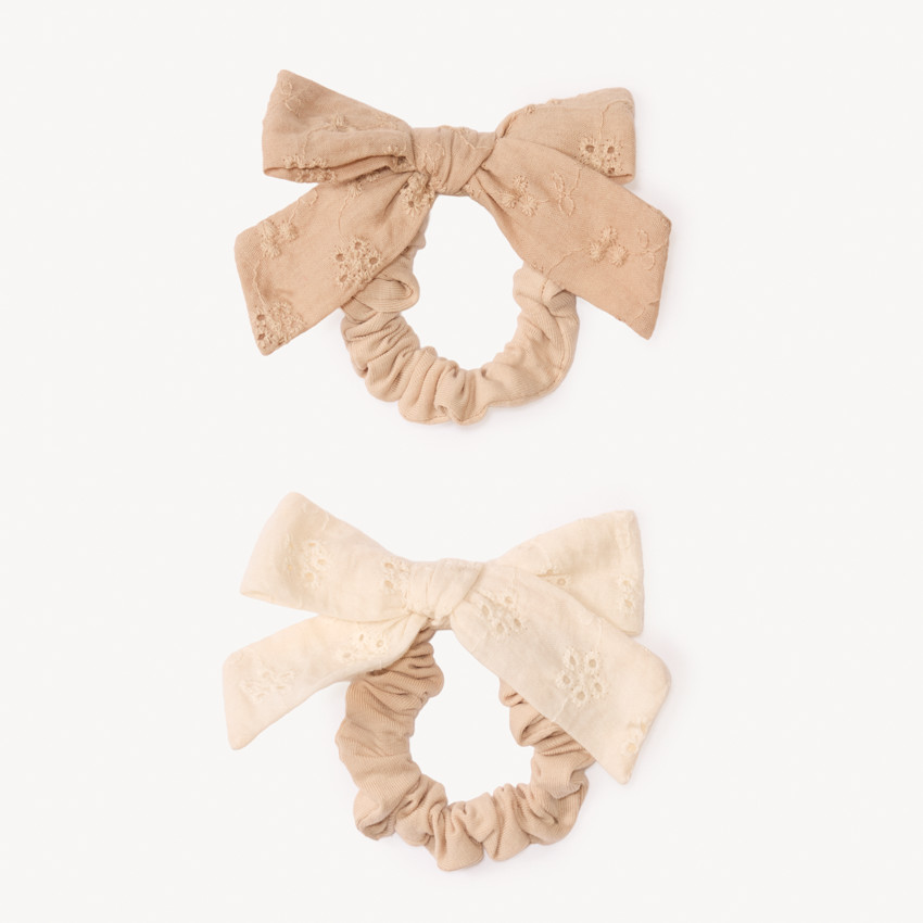Conjunto de 2 scrunchies con lazo de bordado inglés para niña 