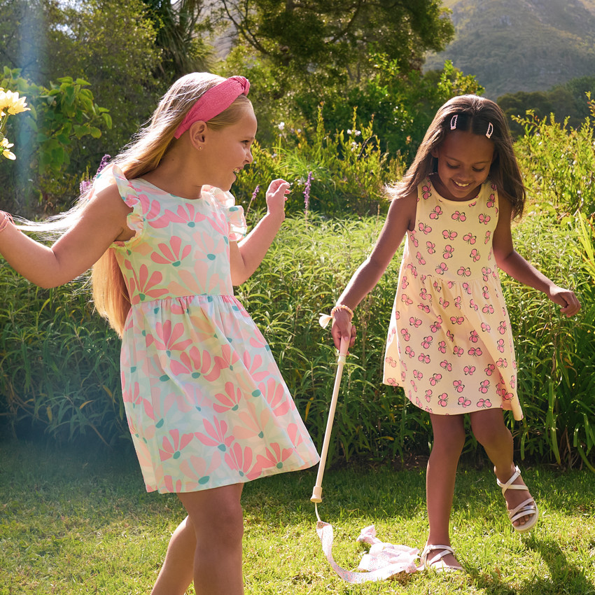 Vestido sin mangas con estampado fantasía para niña 