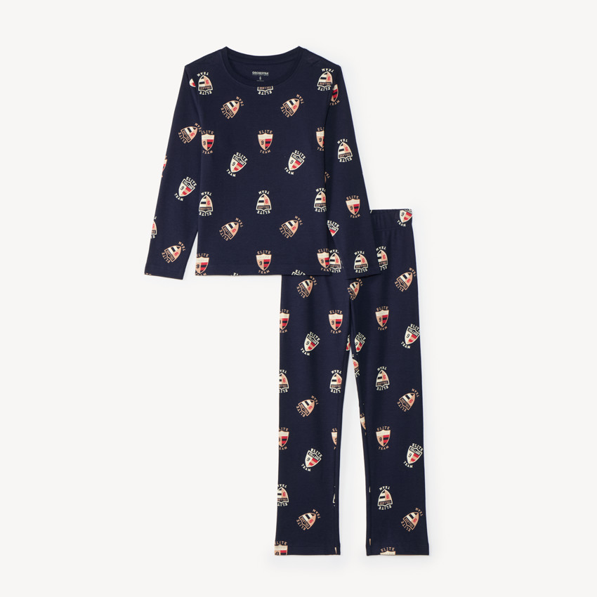 Pijama largo de 2 piezas para niño con estampado de insignias escolares. 