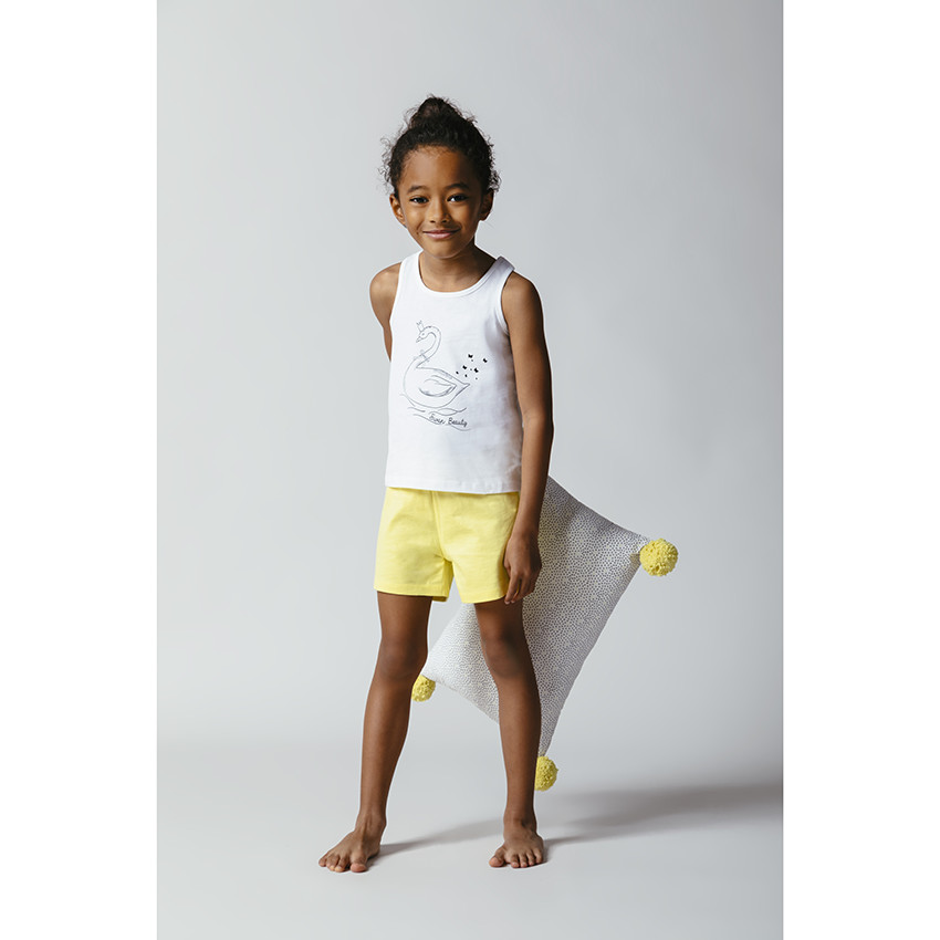 Conjunto de tirantes con estampado de cisne y short amarillo 