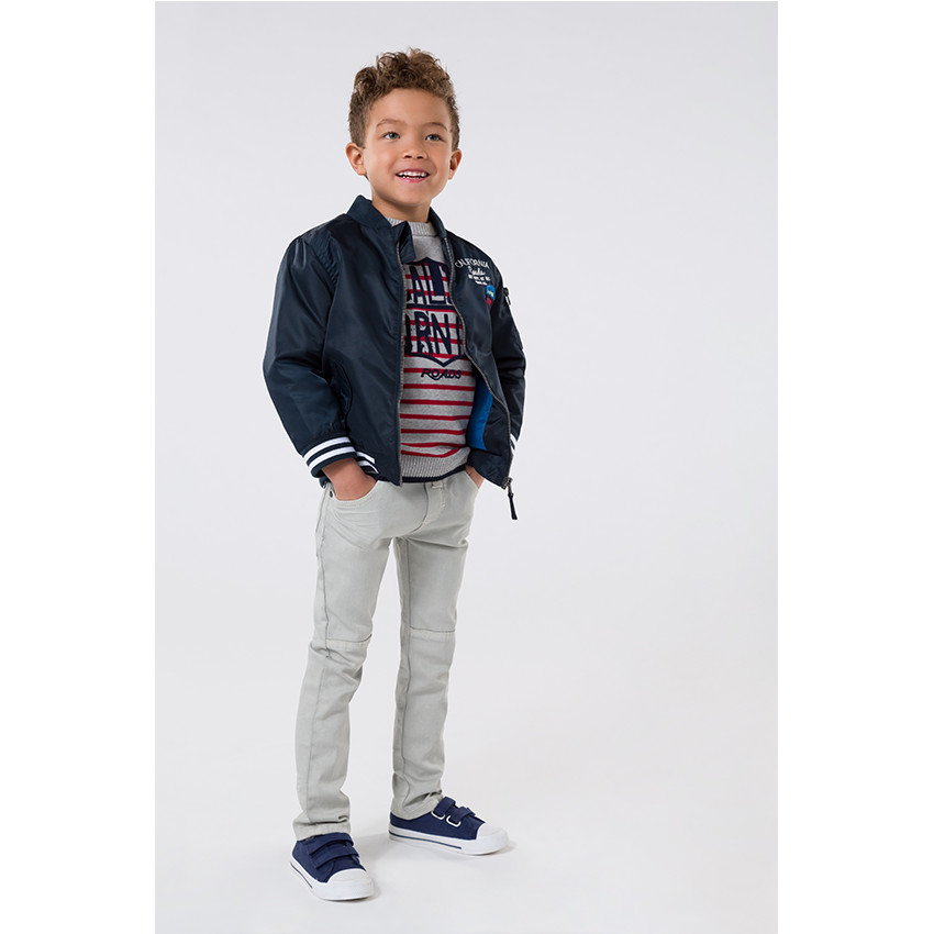 Pull en tricot rayé avec print forme écusson en feutrine 
