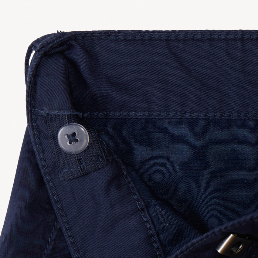 Bermuda ceñida de twill para niño 