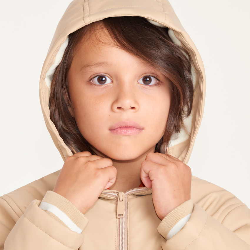 Parka de goma para niño con forro de micropolar y capucha. 