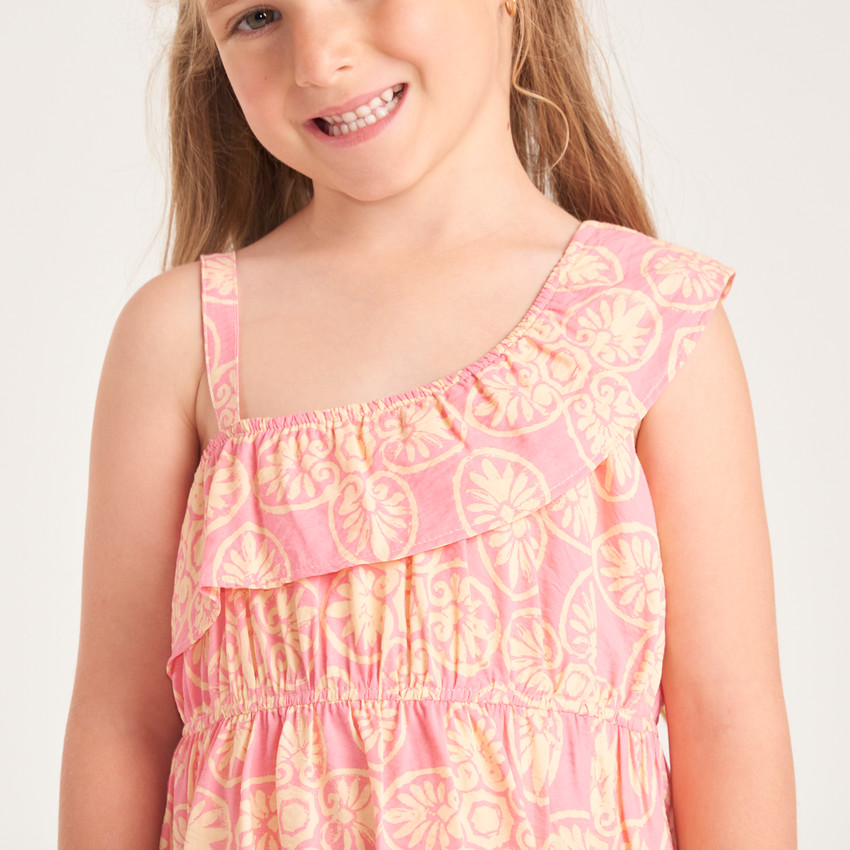 Ropa asimétrica con estampado divertido para niña 