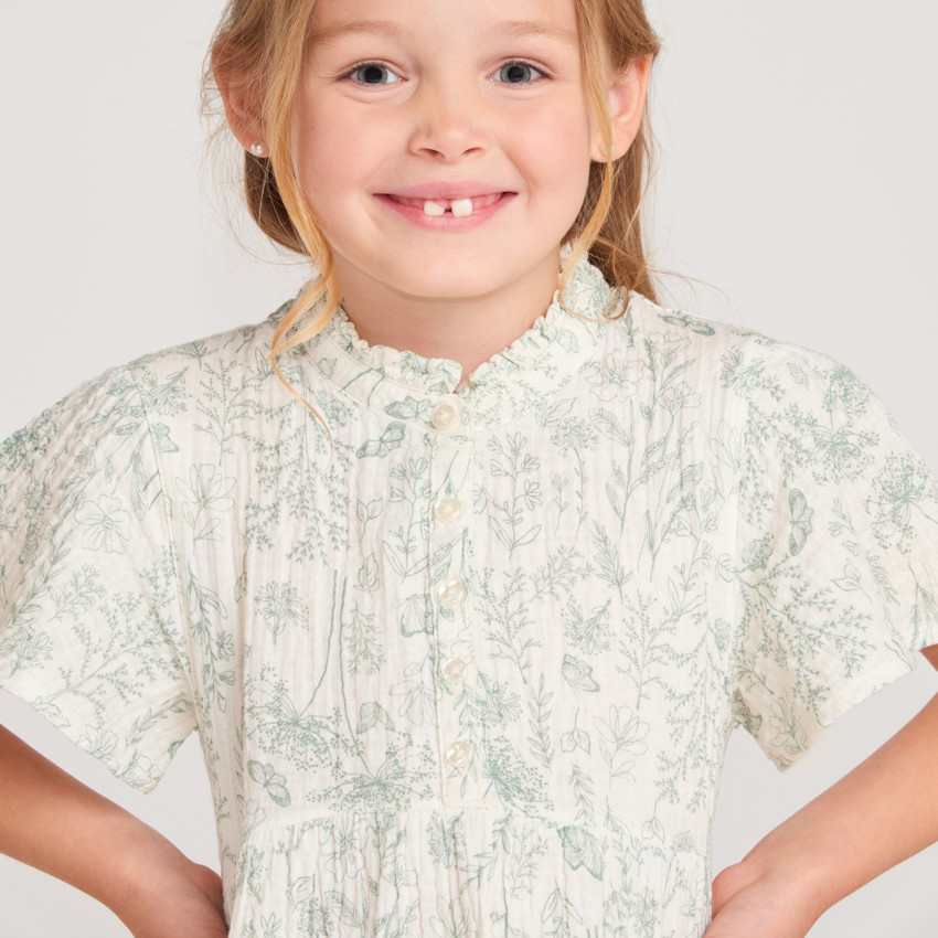 Ropita de niña con mangas cortas de volantes y estampado floral. 