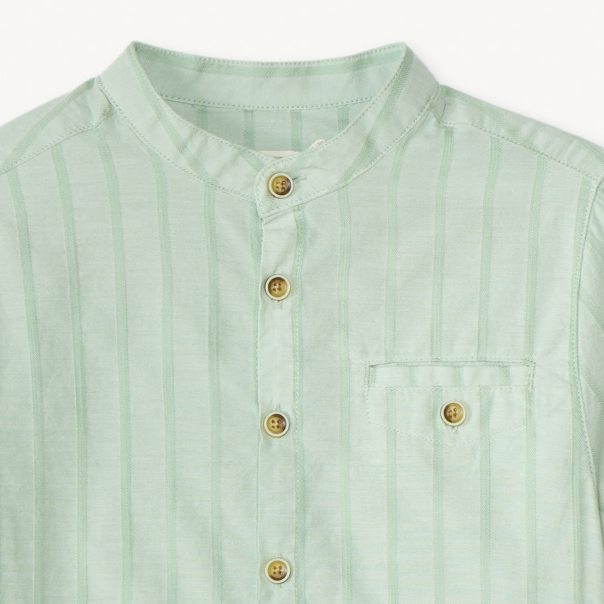 Camisa de manga corta a rayas con cuello mao niño 