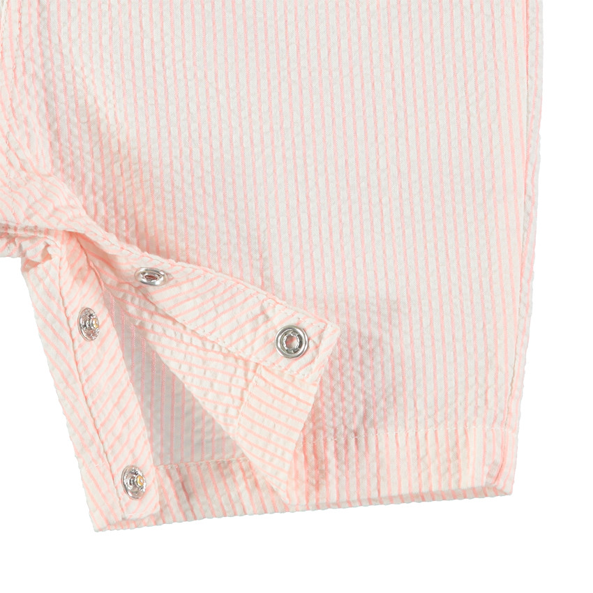 Conjunto con camiseta liso y Peto de Rayas finas y aplique 