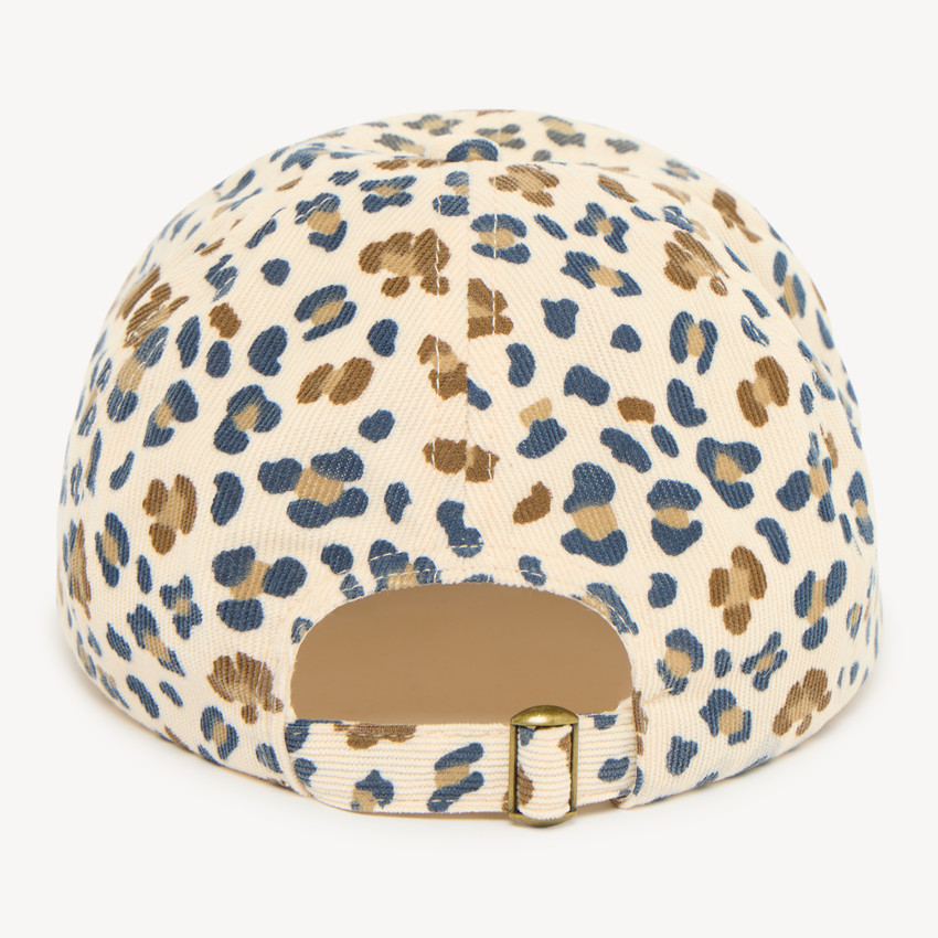 Gorra de niña de terciopelo con estampado de leopardo. 