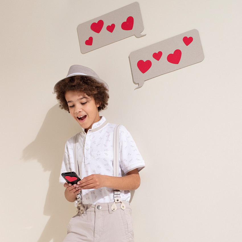 Júnior - Polo de manga corta con estampado de manos all-over con cuello mao 