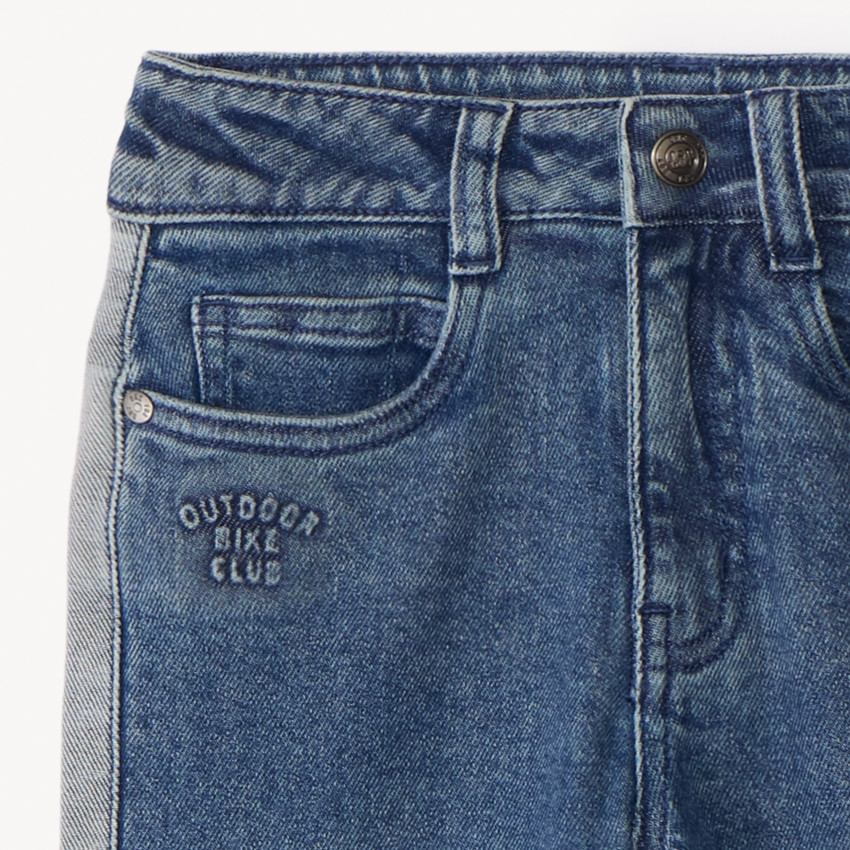 Jean recto con motivo en relieve para niño 