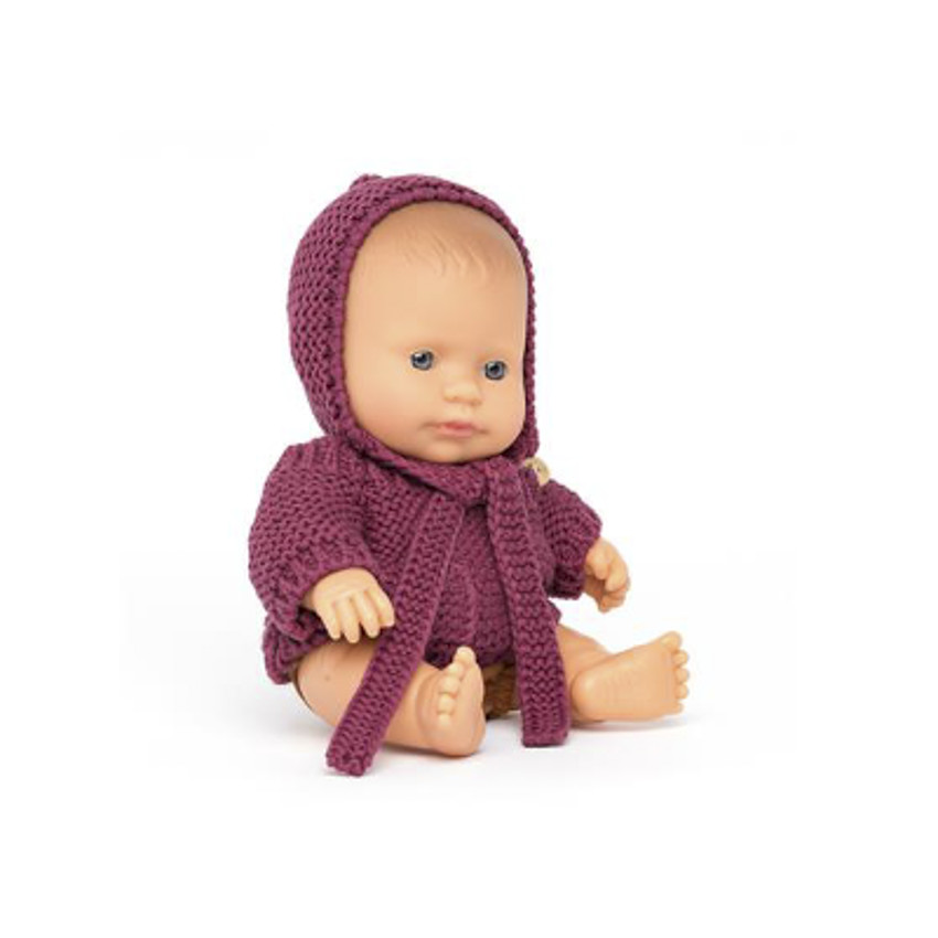 Muñeca Miniland Dolls 21cm con vestido. Niño caucásico con conjunto de punto granate. 