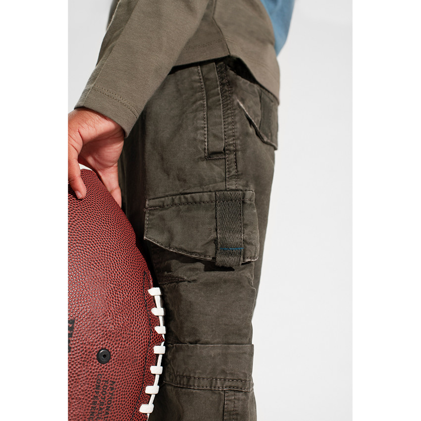 Pantalón de sarga caqui teñido con bolsillos 