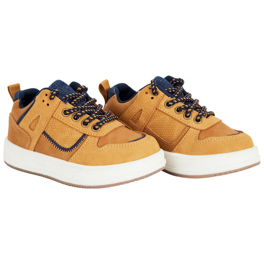 Zapatillas bajas con cordones y detalles para niño 