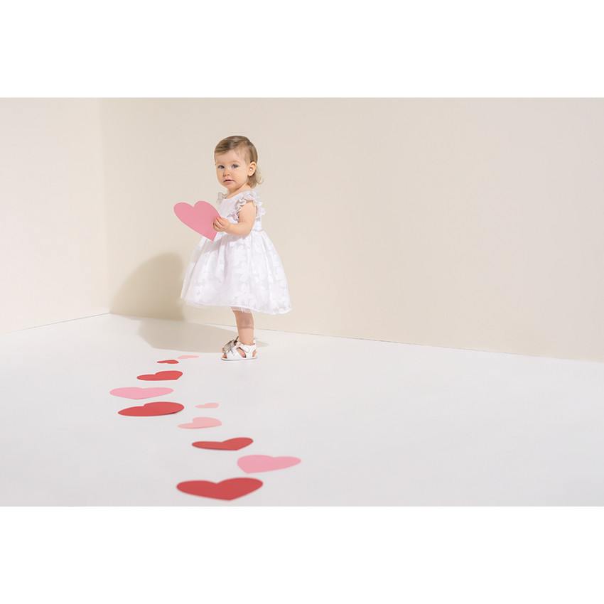 Vestido de gala de tul con flores del mismo color 