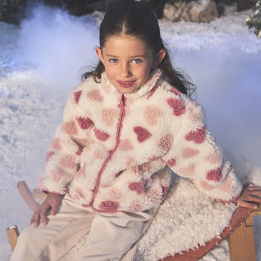 Chaqueta de sherpa con estampado de corazones para niña 