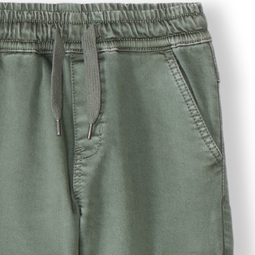 Pantalón jogger cargo liso con bolsillos niño 