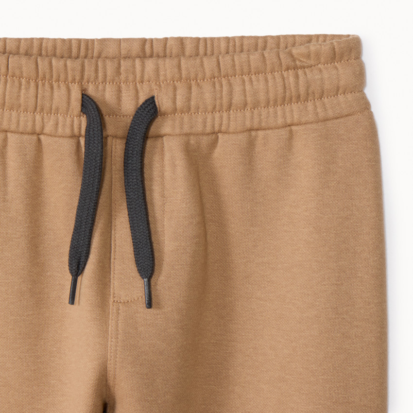 Conjunto de chándal de felpa con estampado en relieve de skate para niño. 