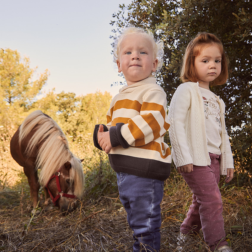 Poncho de punto trenzado para bebé niña 