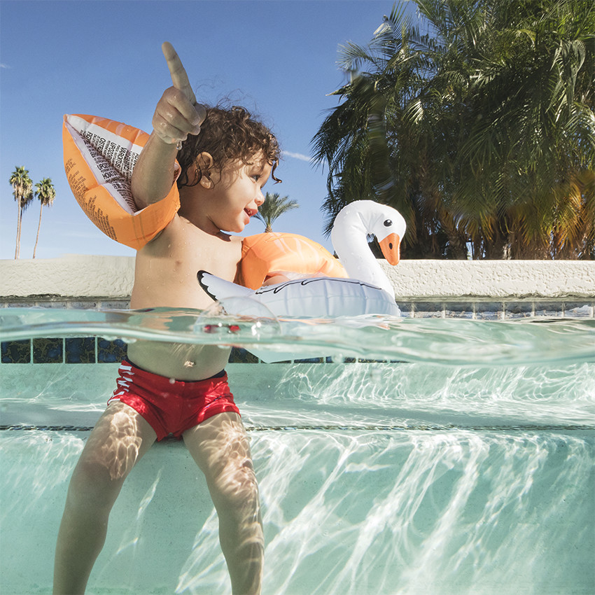 Bañador tipo bóxer rojo con inscripción estampada 