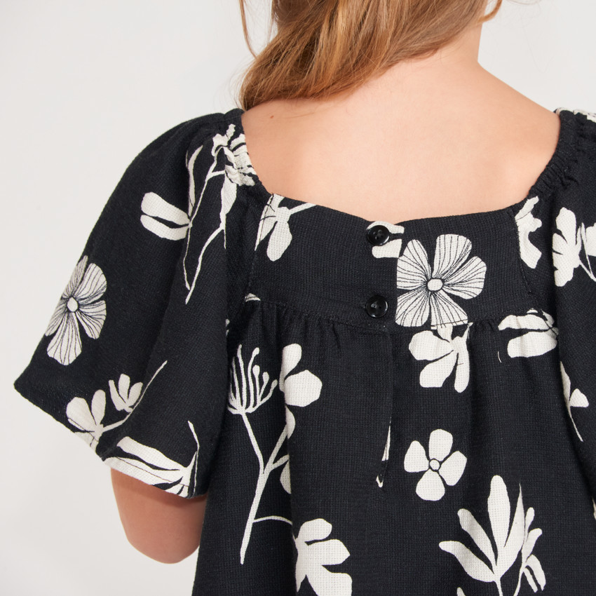 Ropa de niña con estampado de flores y mangas cortas. 