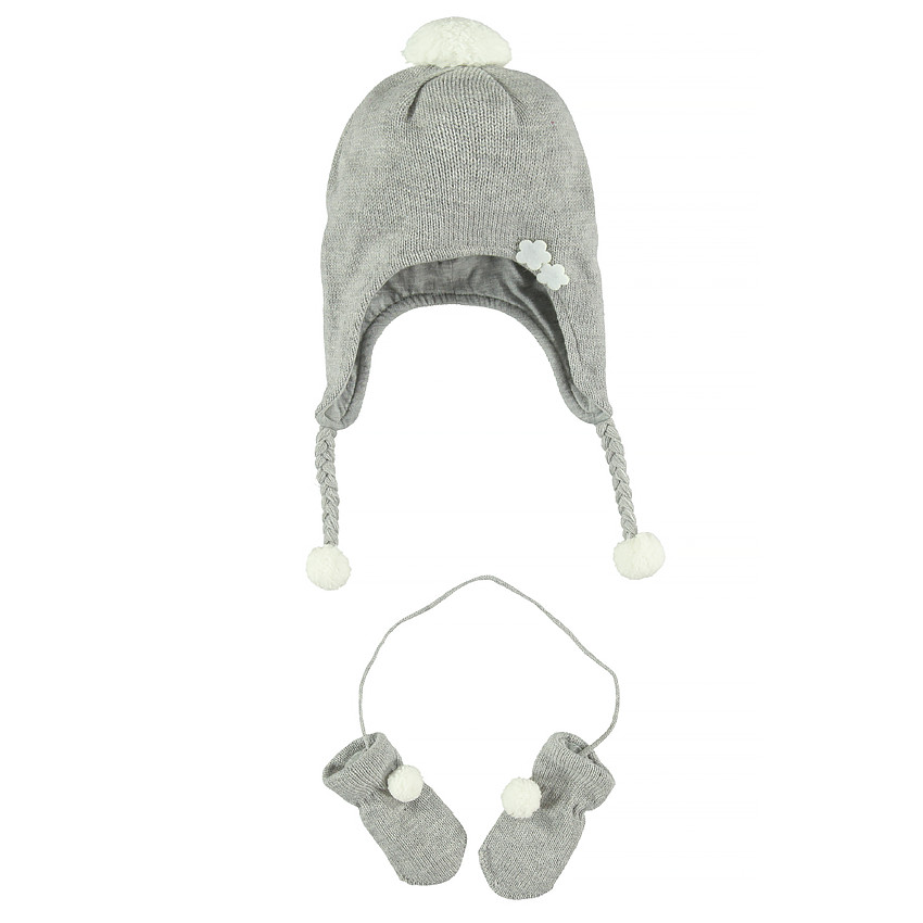 Conjunto de chapka y manoplas de punto con pompones y flores. 