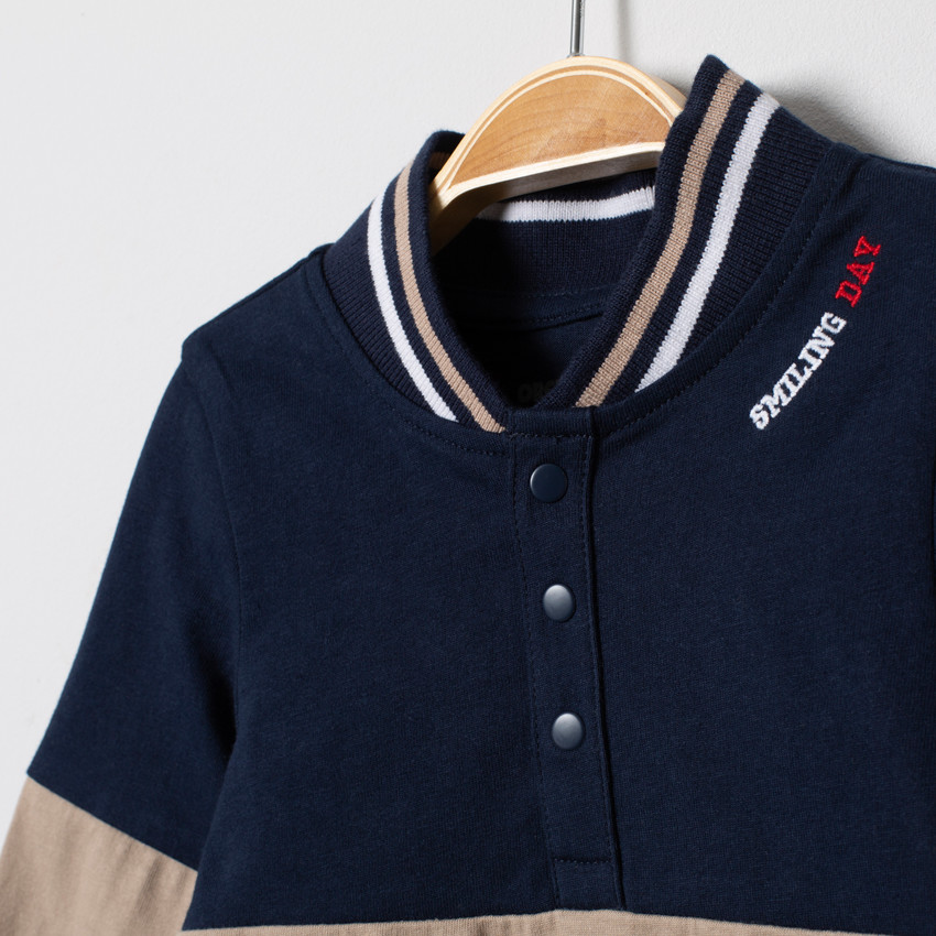 Polo tricolor cuello teddy estampado bulldog francés  