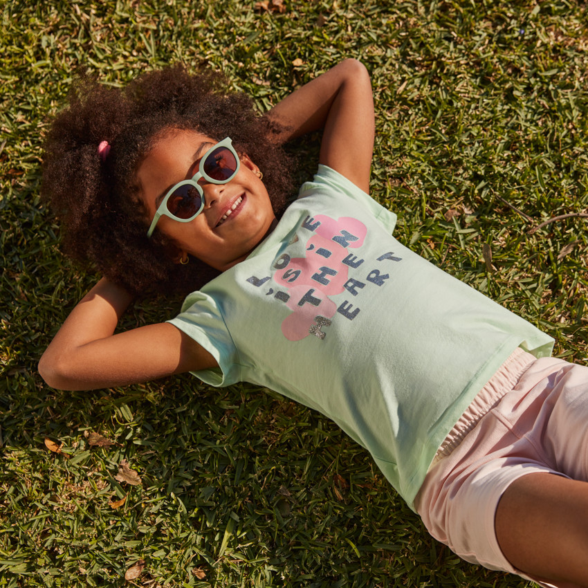 Camiseta de manga corta con estampado y brillos para niña 