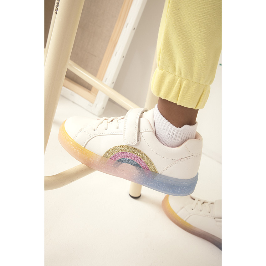 Zapatillas bajas con cordones y velcro con estampado de arcoíris para niña. 