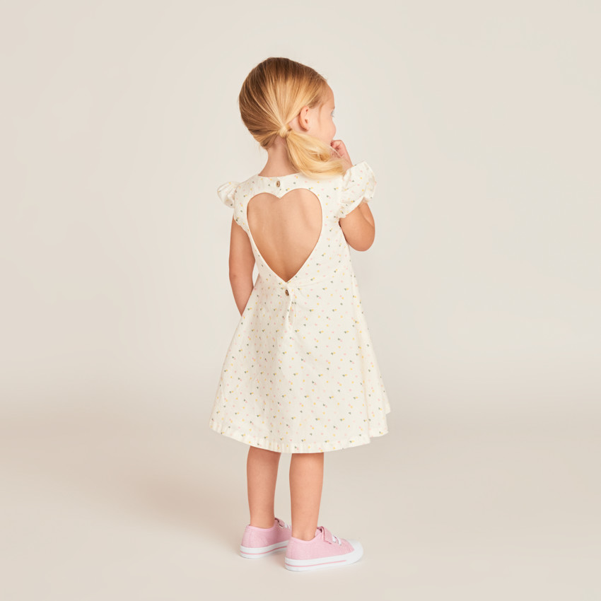 Ropa de niña bebé con mangas cortas y espalda con corte en forma de corazón. 