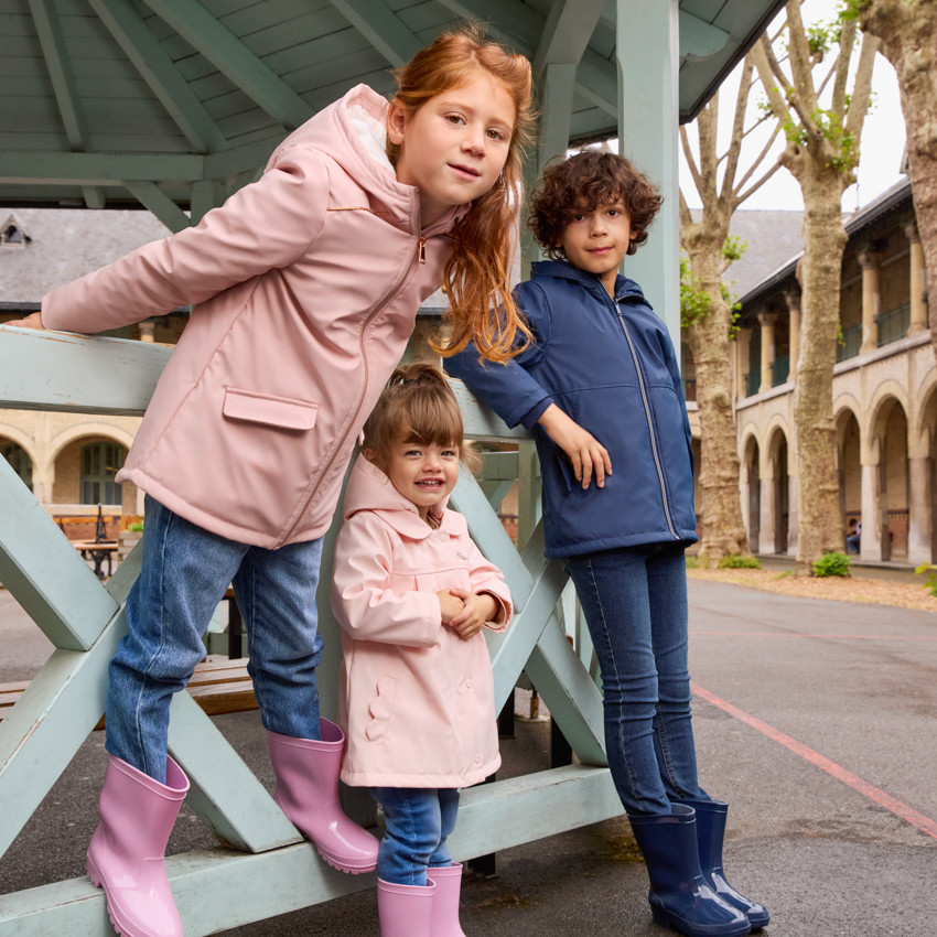 Parka de goma con capucha y forro de micropolar para niño. 