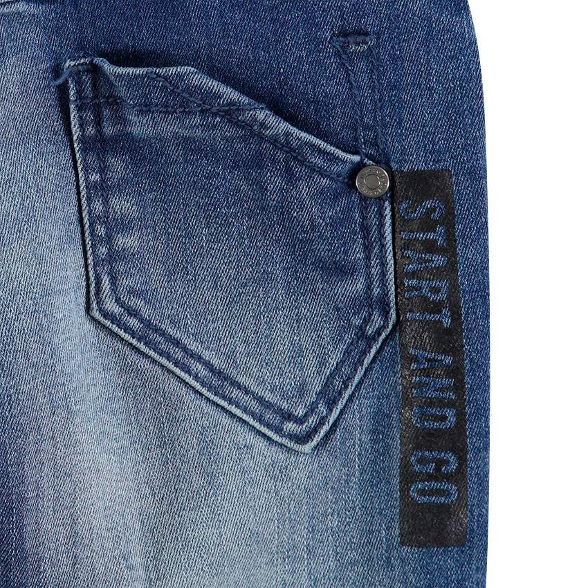 Vaqueros con efecto desgastado y arrugado con inscripción estampada en la espalda 