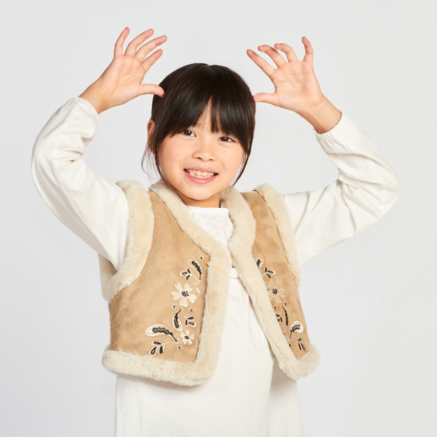 Chaleco sin mangas de ante bordado y sherpa para niña 
