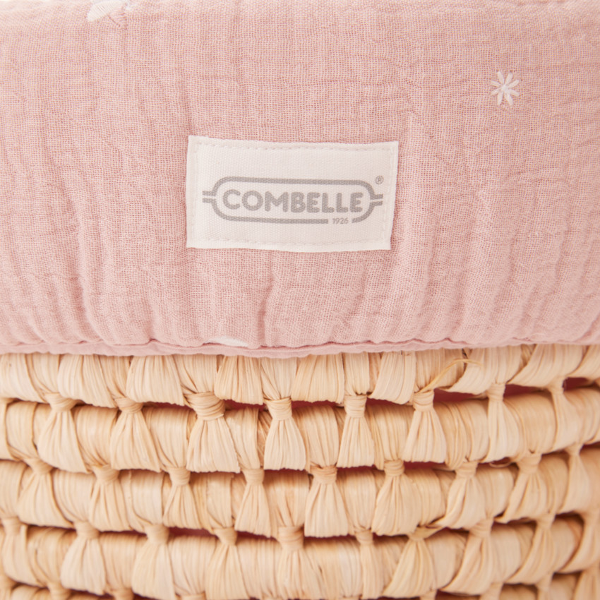 Cesta de mimbre con funda de tetra bordada en rosa 