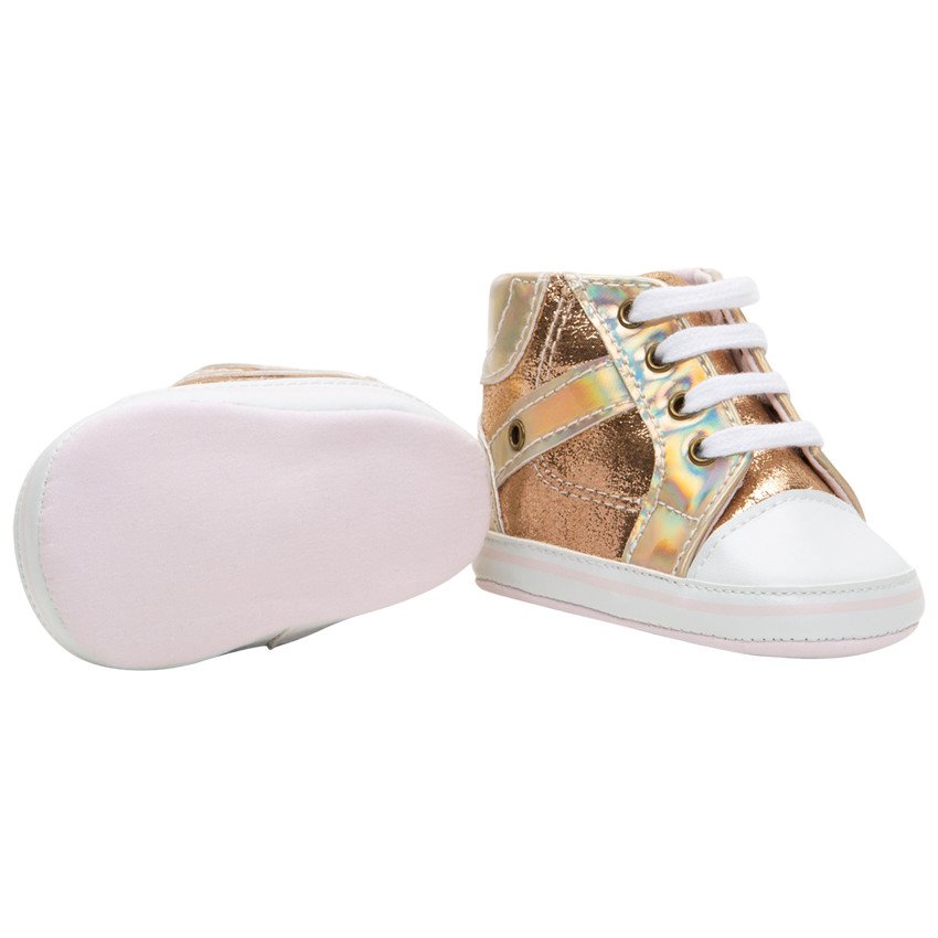 Botines suaves brillantes con detalles iridiscentes 