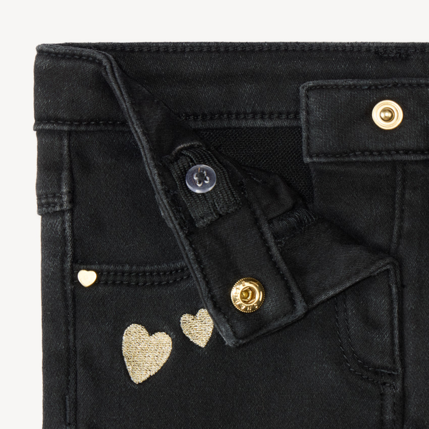 Vaqueros slim con bordados de corazones dorados para bebé niña 