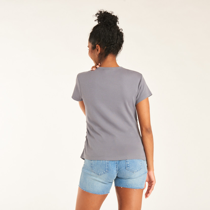 Camiseta de maternidad de manga corta con frunces y tejido acanalado. 