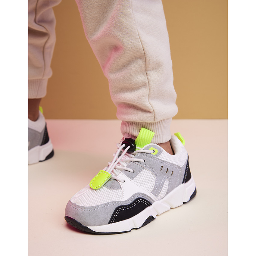 Zapatillas deportivas con cordones elásticos y tope para niño 