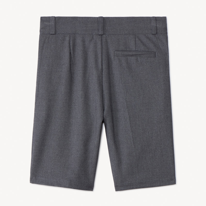 Bermuda corto de tela gris liso estilo uniforme para niño 