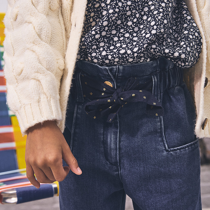 Pantalón paperbag de denim con cinturón para niña 